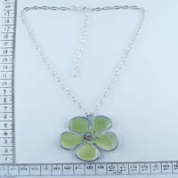 Flower necklace in green 8109